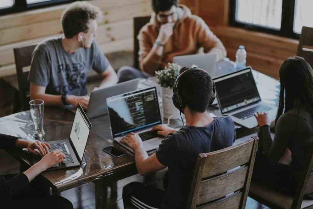 Adoptez la posture d’instructeur à temps plein et déléguez toutes les autres casquettes au logiciel de gestion pour cours de langue Helloresa. Vous avez ainsi plus de temps pour faire ce que vous aimez !